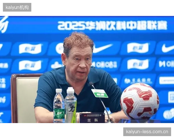 斯卢茨基的申花传控体系运转不畅，外援出勤率低影响球队战绩。